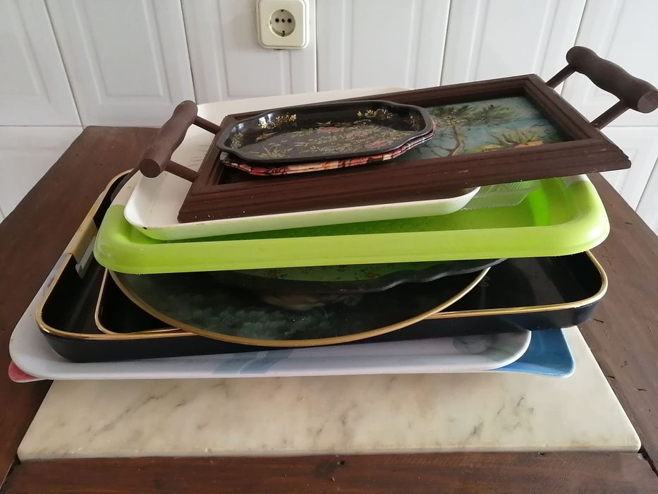 conjunto de 12 travessas em plástico, madeira e metal