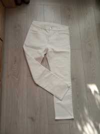 Białe jeansy ze streczem