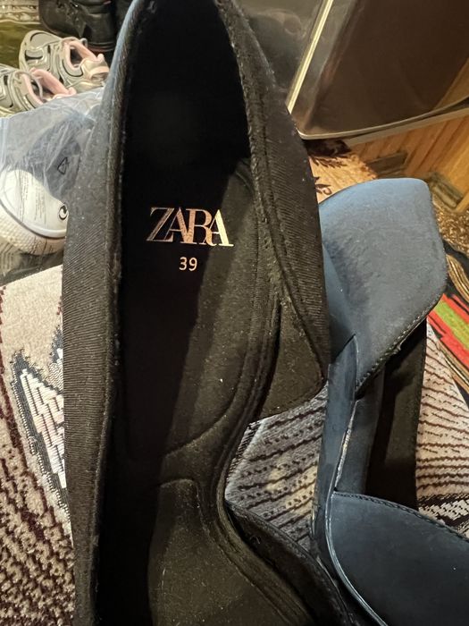 Асиметричні туфлі на каблуку Zara