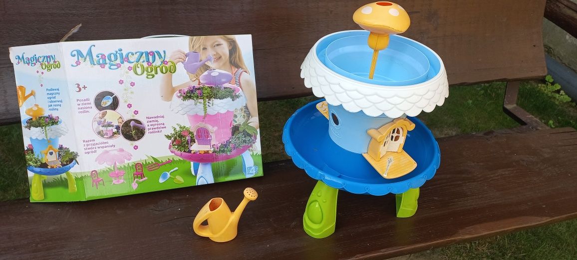 Magiczny ogród dla dziewczynki konewka grabki łopatka
