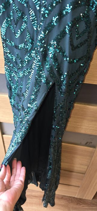 Sukienka wieczorowa w cekinowa i z piórkami