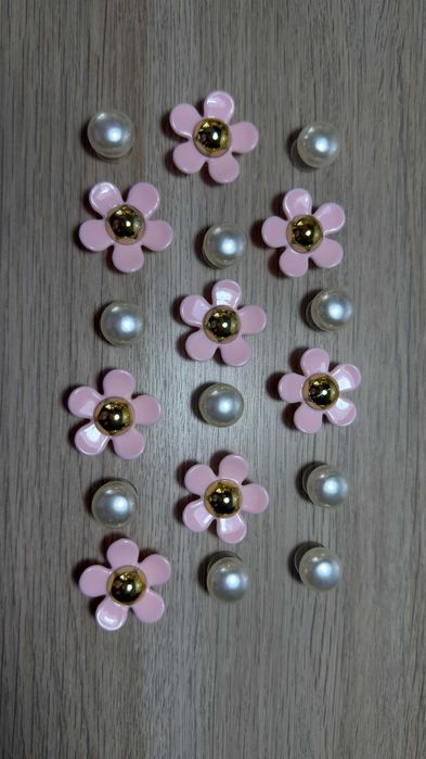 Przypinki różowe kwiatki i perły do torebek i butów Crocs