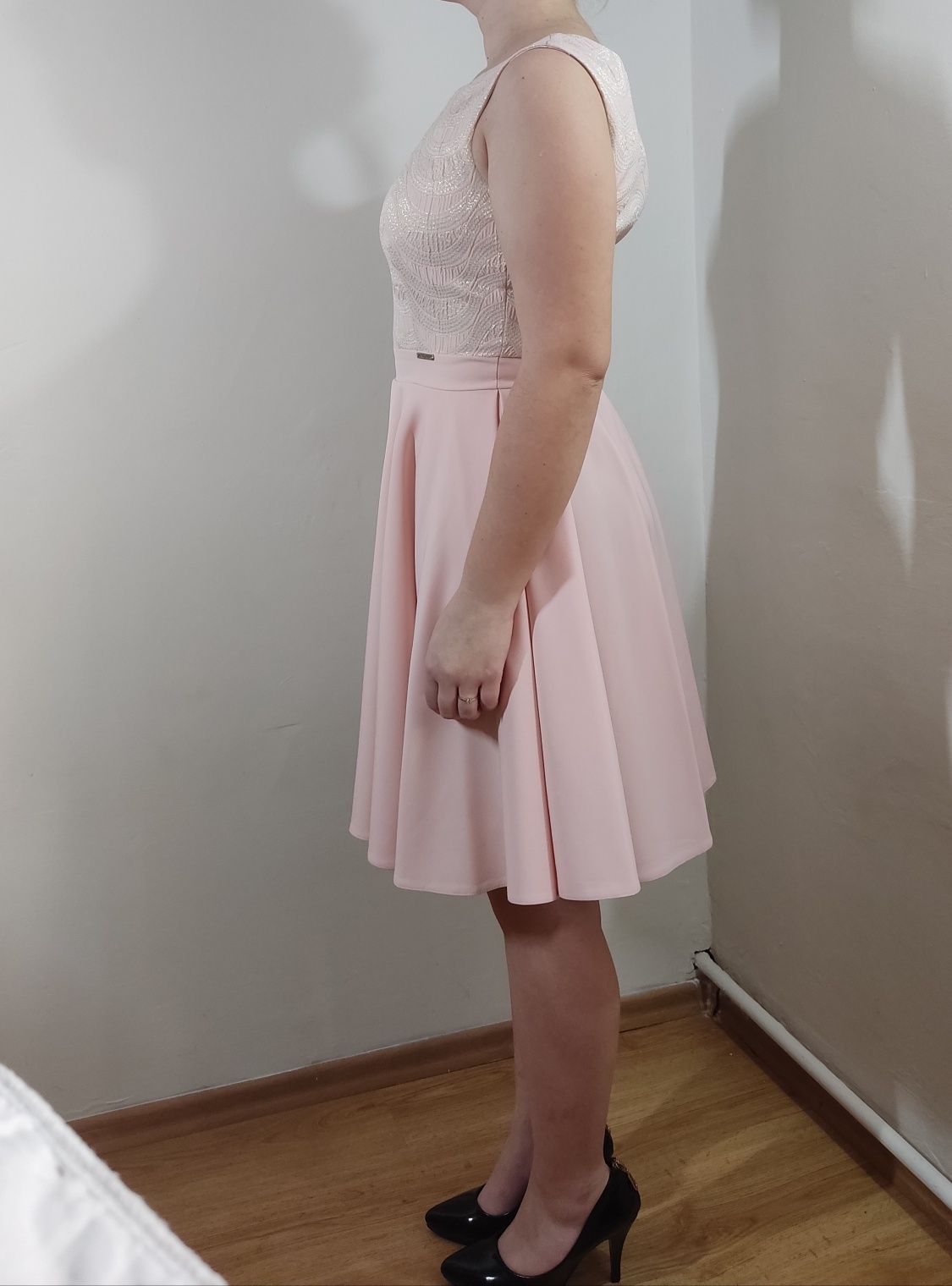 Różowa sukienka z ukrytymi kieszonkami