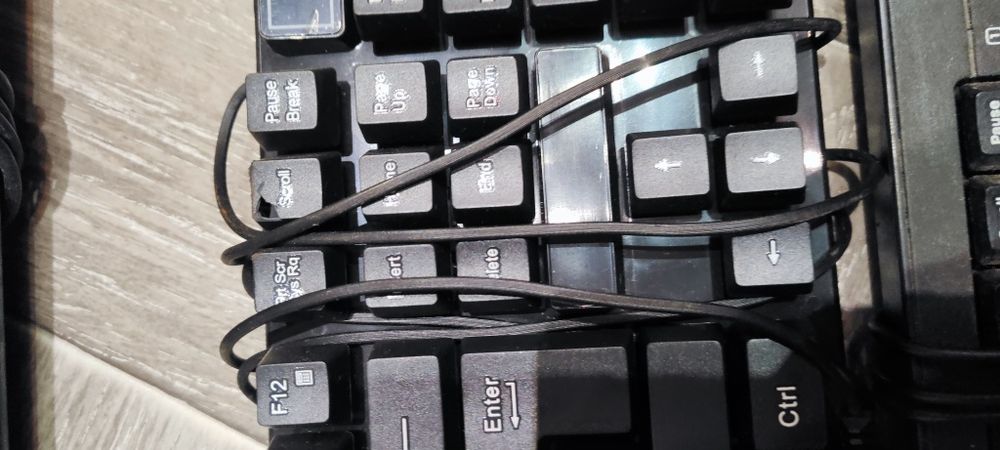 Разом 2 б.у клавіатури і 4 нові