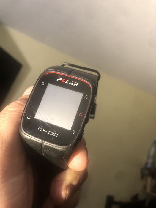 Zegarek sportowy Polar M400 z pulsometrem na klatkę piersiową.