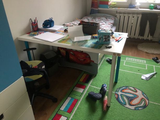 biurko z kolorowymi nogami IKEA