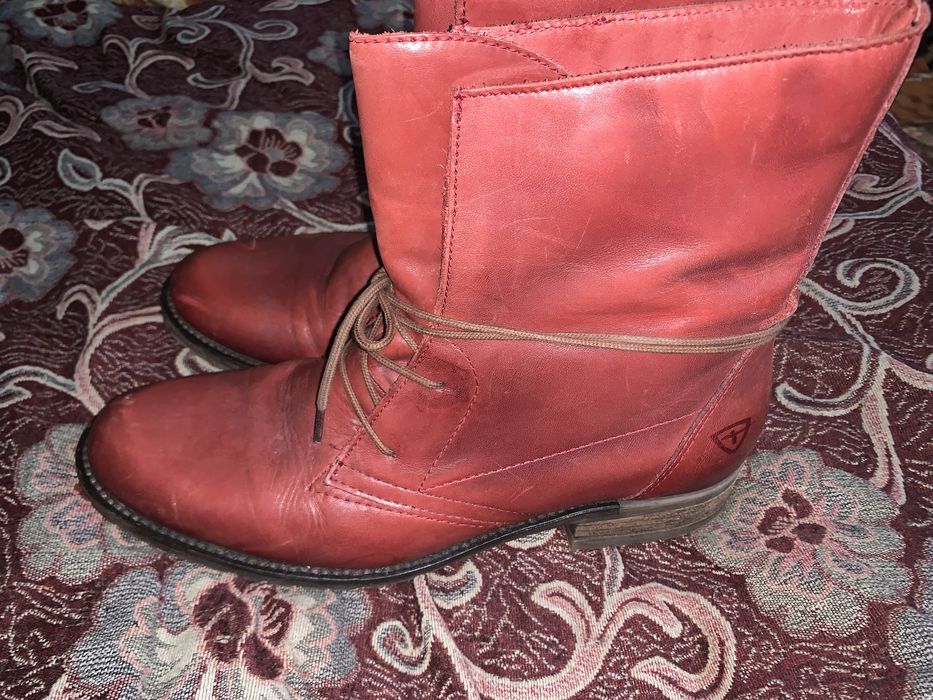 Червоні шкірані ботинки