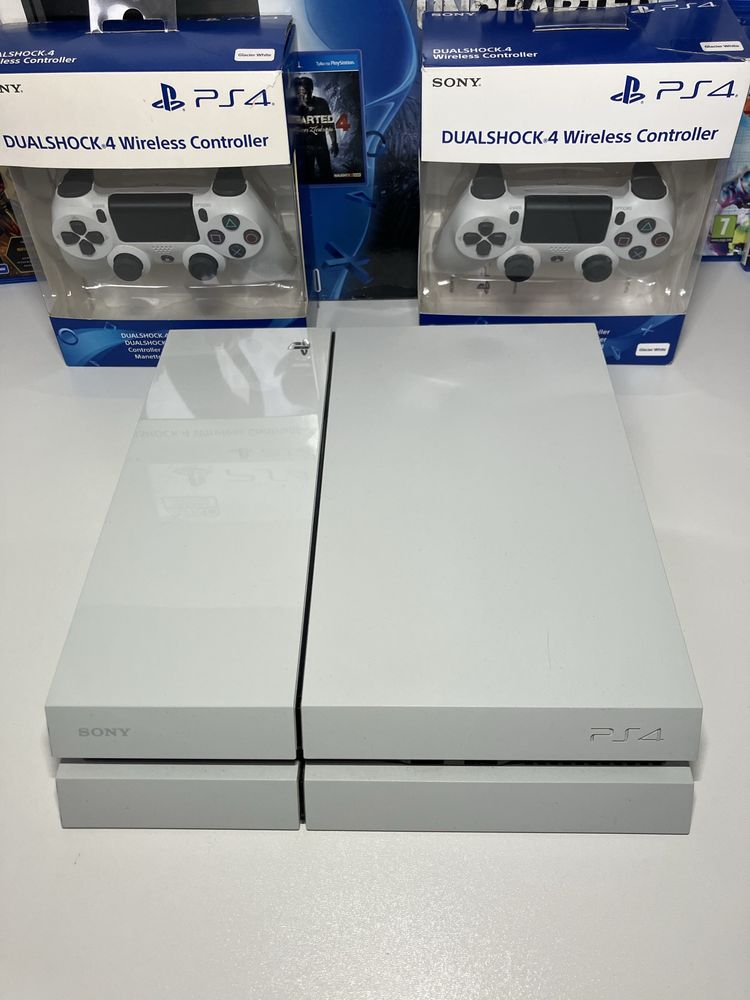 Sony PlayStation 4 + 2 джойстика + 4 диска с играми