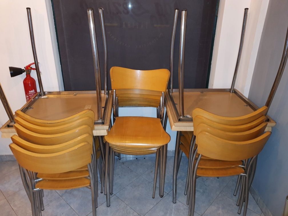 Conjunto de 4 mesas e 16 cadeiras