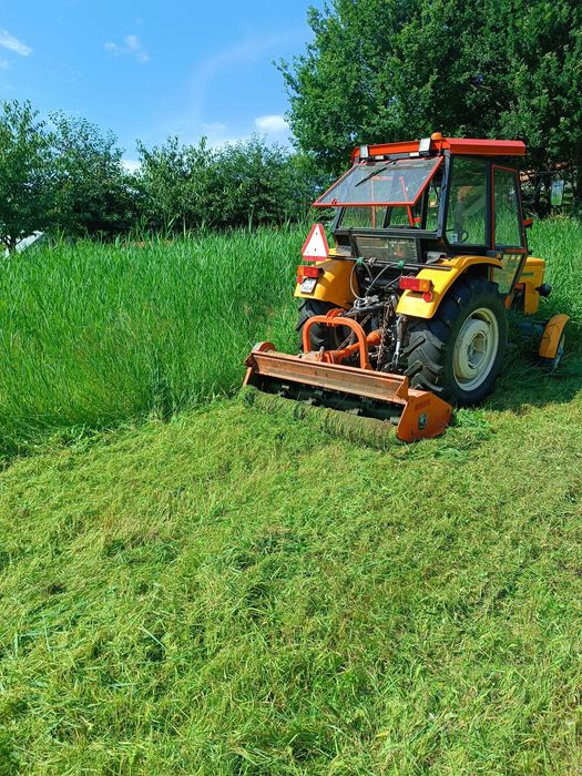 Koszenie trawy kosiarką bijakową działek nieużytków, gleboryzarka