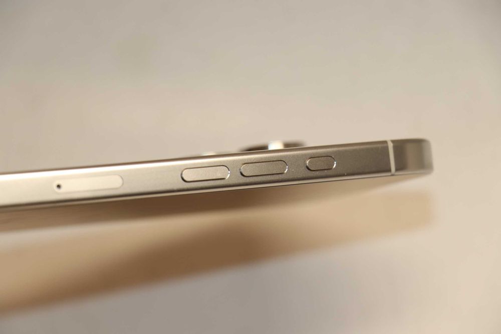 Apple iPhone 16 Pro Max 256GB White Titanium, заблокирован по ID!