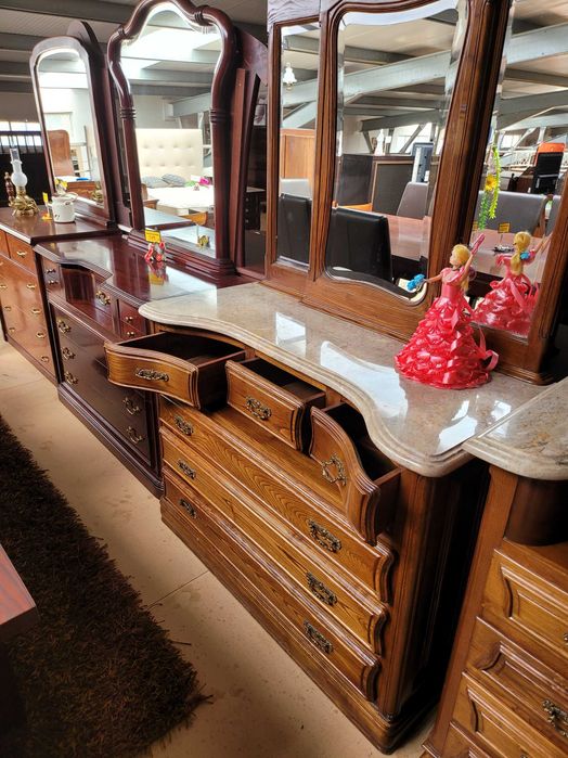 Cómoda em madeira maciça com tampo em pedra e espelho - ÓPTIMO ESTADO