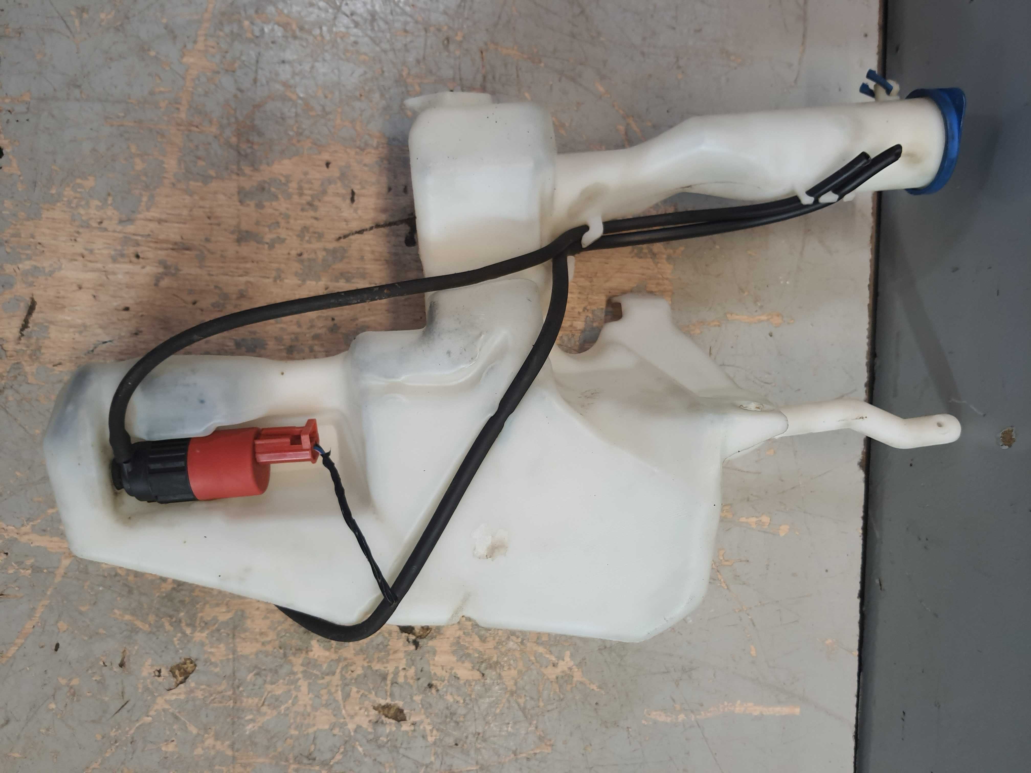 31F Zbiorniczek Płynu Spryskiwacz Pompki Xenon Volvo V40 I 1.9D