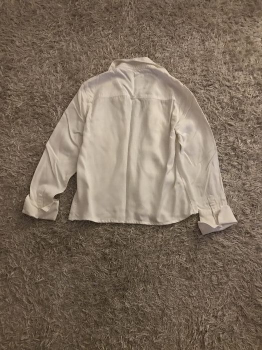 Blusa branca lança perfume