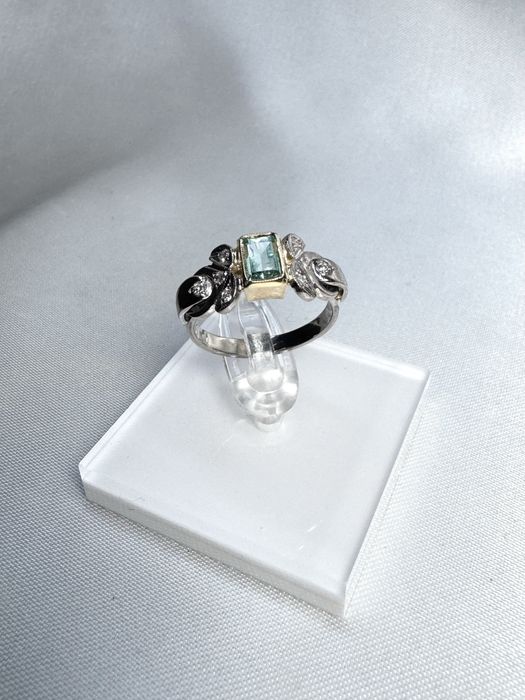 Золота радянська каблучка з діамантами та смарагдом