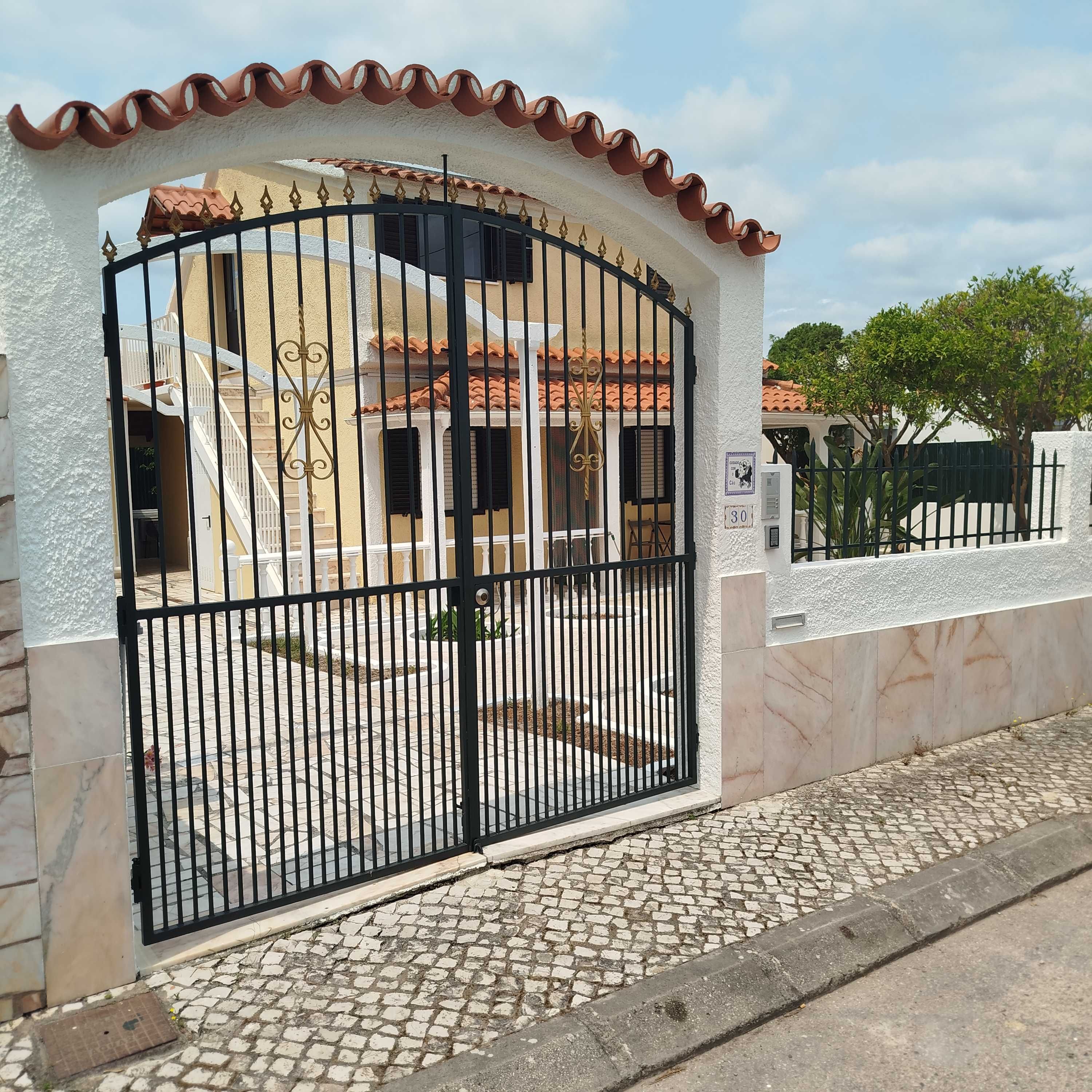 Moradia T2 Mobilada em Condomínio, Charneca da Caparica.