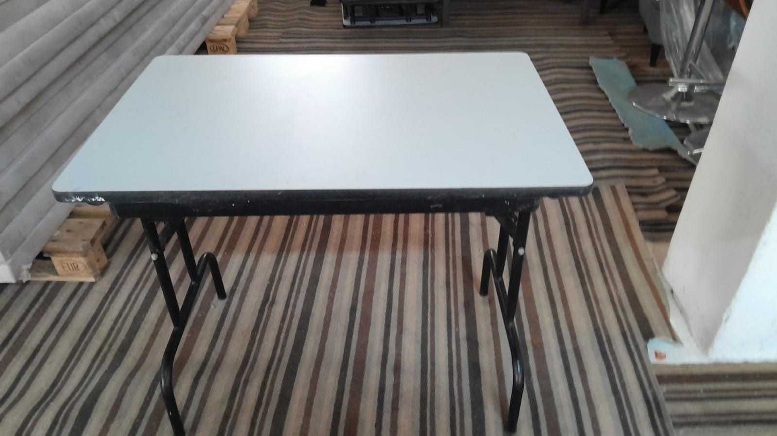 Folding Tables – Space-Saving & Convenient