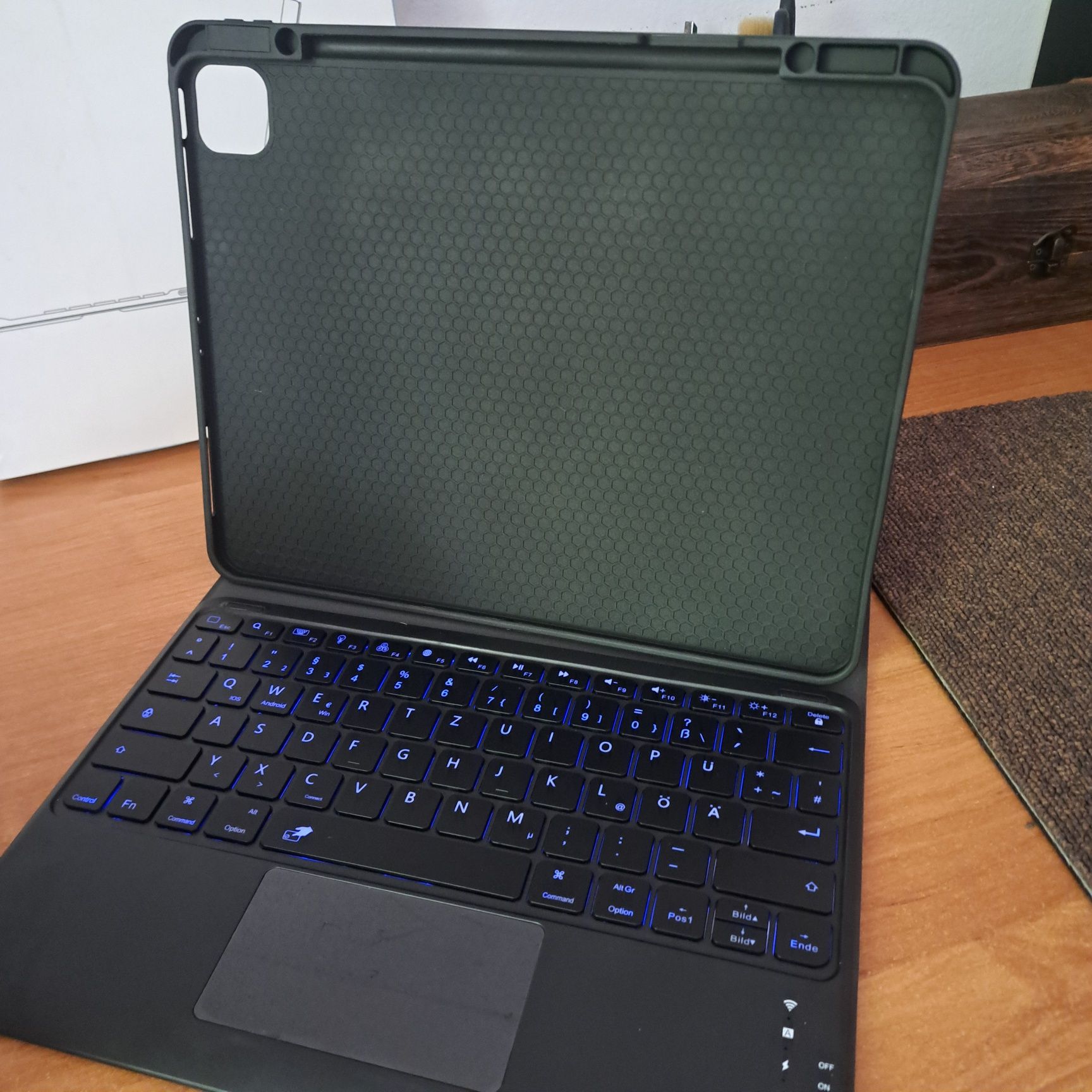 Podświetlana klawiatura z touchpadem do tabletu