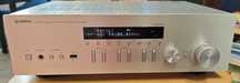 Yamaha R-N402D amplituner stereo MusicCast WiFi AirPlay DAB+ srebrny