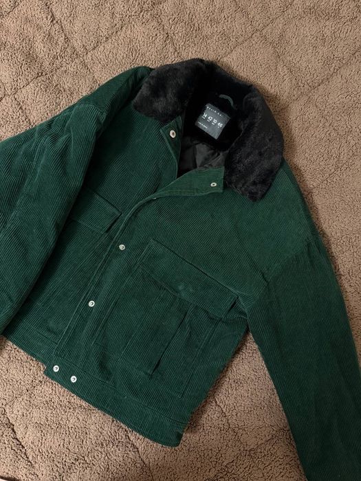 Демісезонна жіноча куртка, темно-зеленого кольору у відмінному стані.