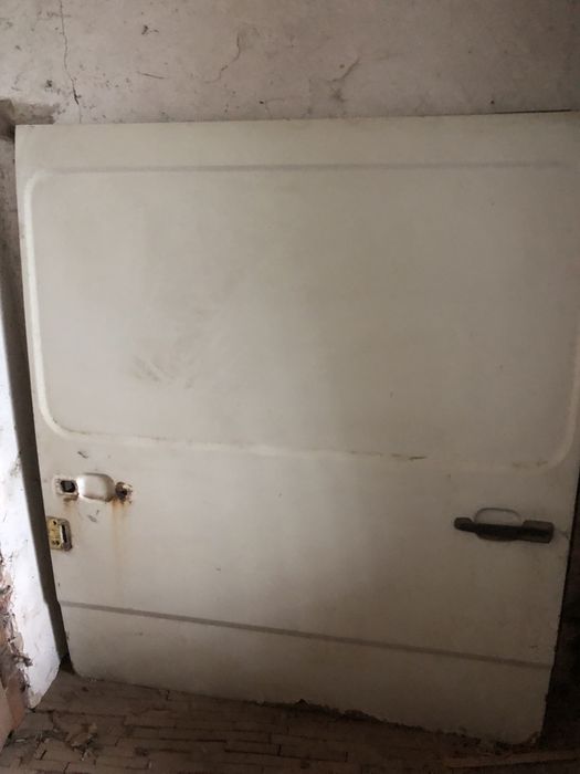 Бокові двері до Mercedes-Benz