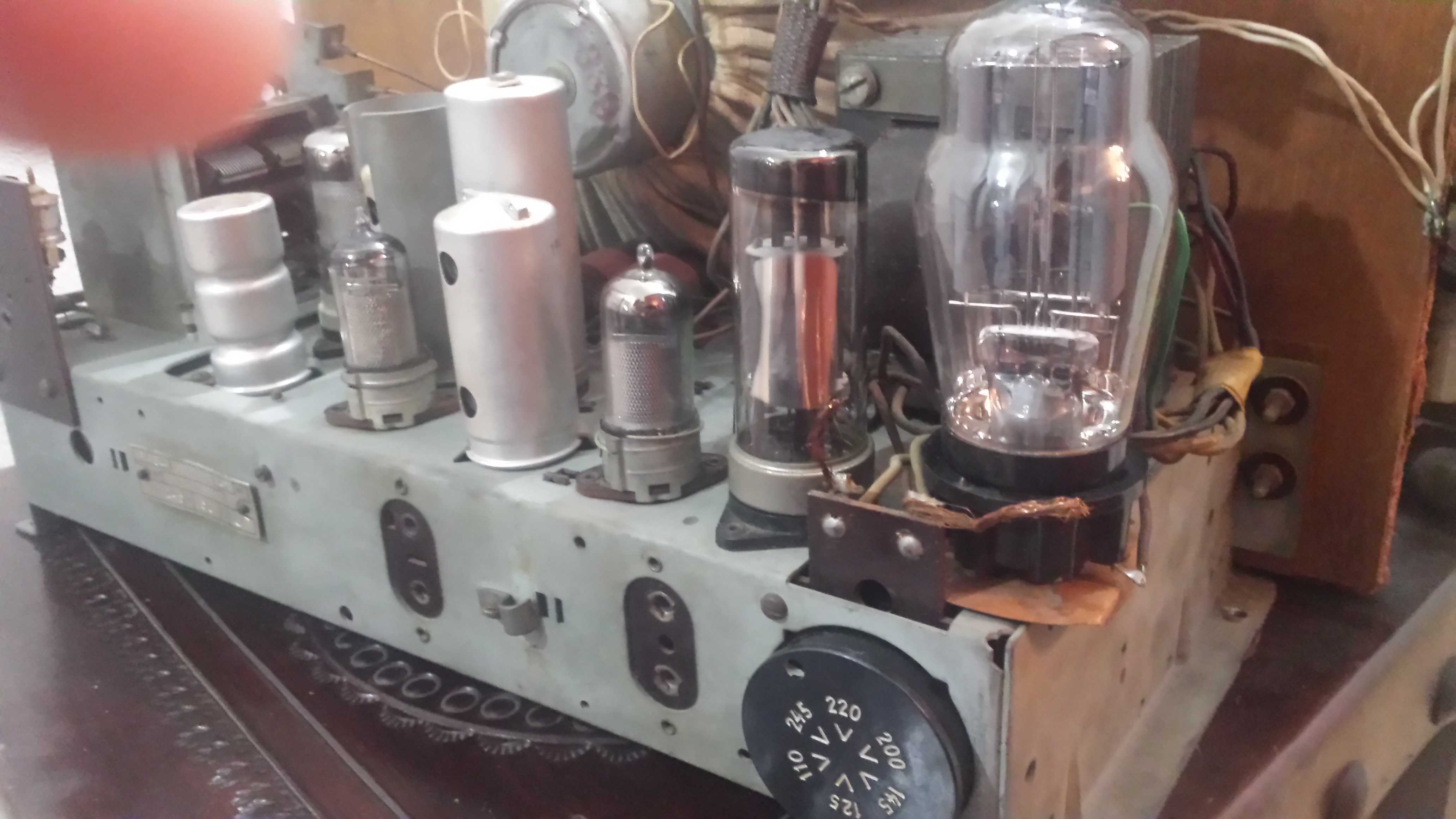 Rádio a Válvulas Radiola RA841A