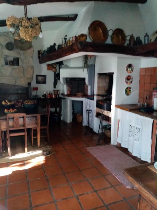 Moradia T3 c/ dois pisos e amplos jardins situada a 5 mn  da cidade vr