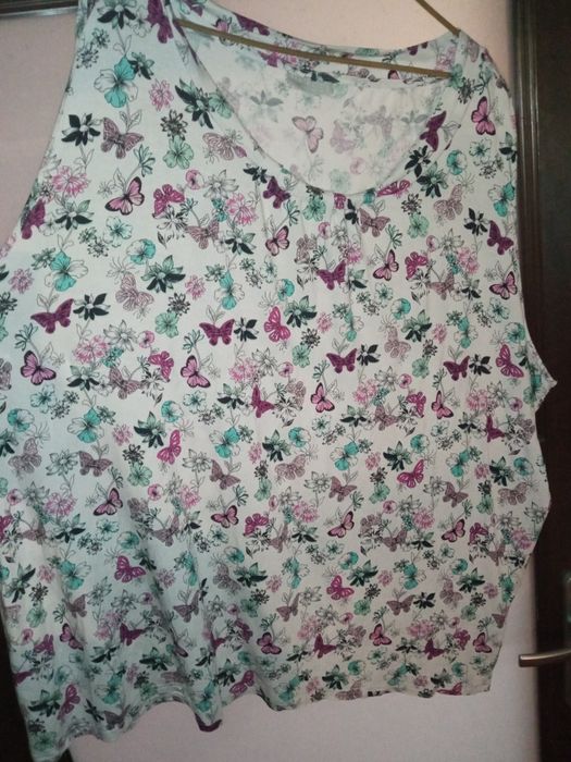 Bluzka bez rękawów w motyle