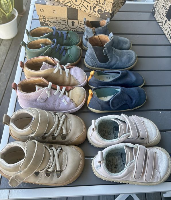 Sapatilhas e botas. Sapatos repeituosos. De 23 a 25.