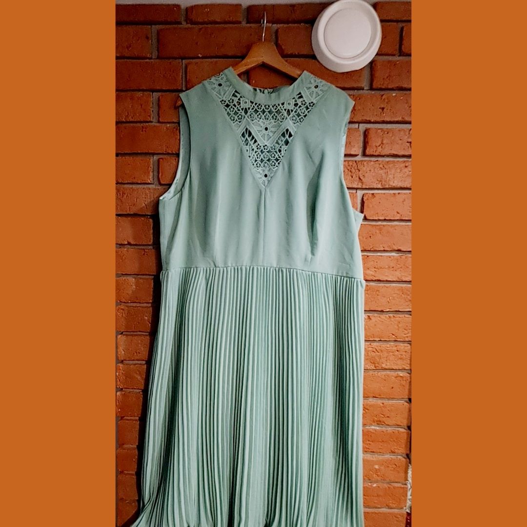 Elegancka plisowana sukienka z ażurowym dekoldem marki Asos