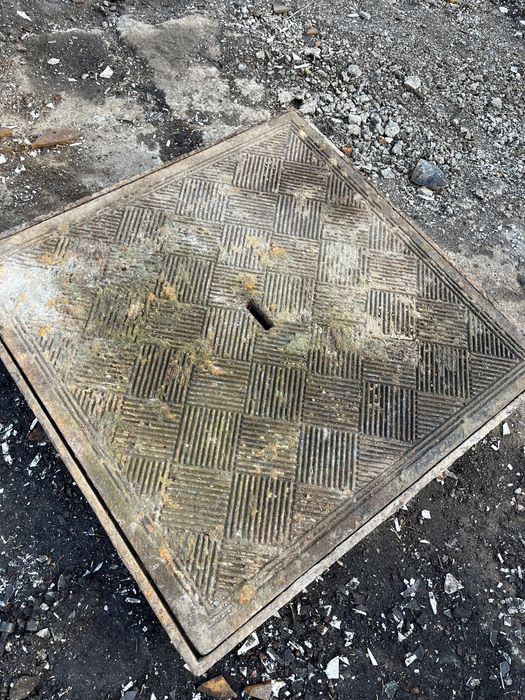 właz żeliwny 65cm kwadratowy