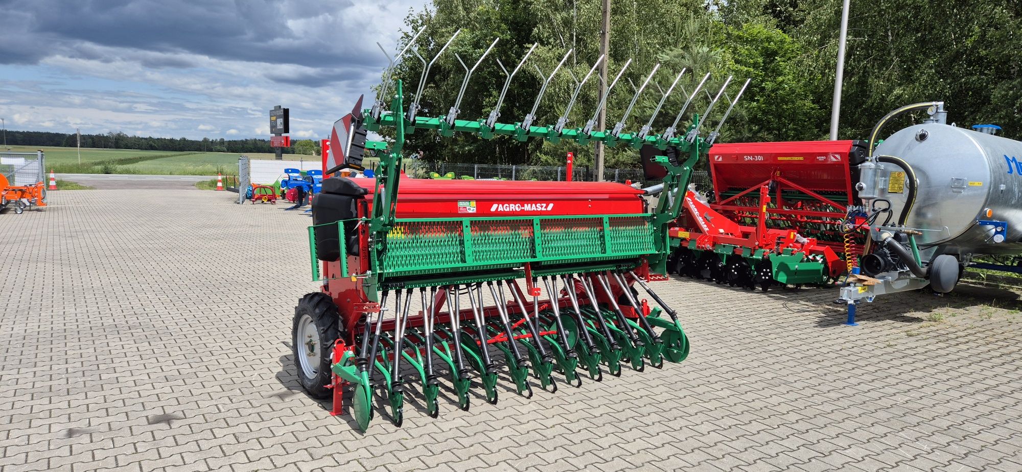 Najnowszy model Siewnik zbożowy SR301 stopkowy talerzowy Agro-Masz SN