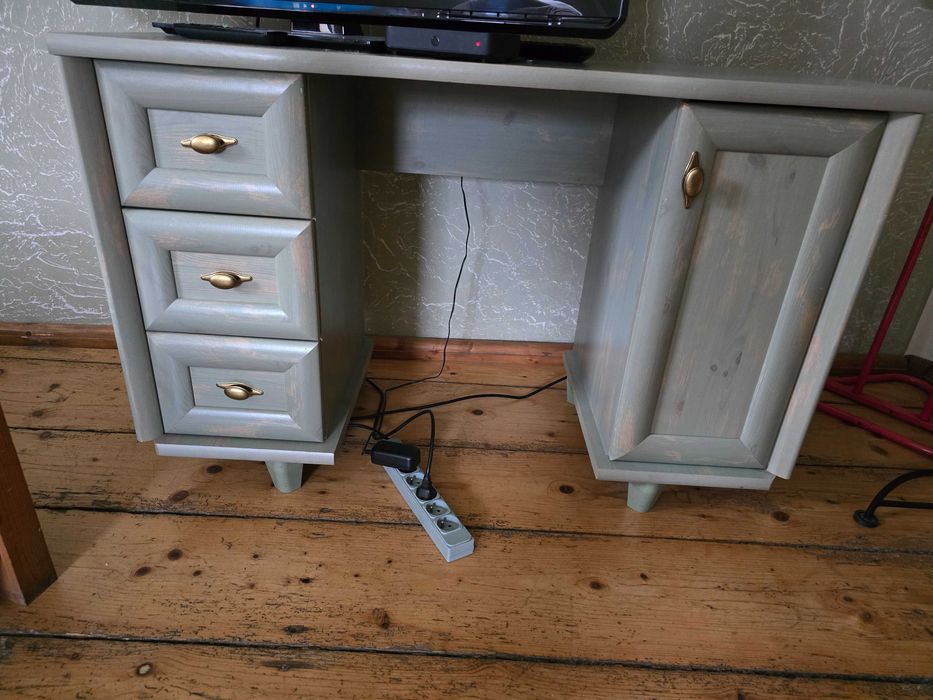 Sprzedam biurko młodzieżowe.