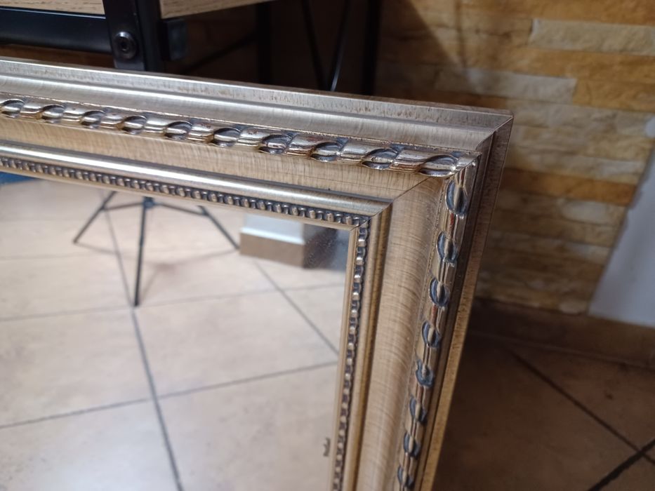 Eleganckie lustro w drewnianej rzeźbionej ramie