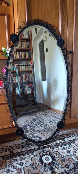 Owalne lustro w metalowej ramie - rękodzieło