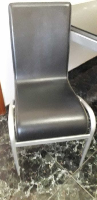 Mesa e 4 cadeiras como novas
