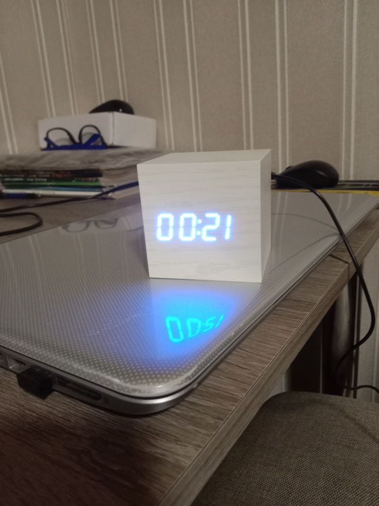 Продаю новий дерев'яний годинник на стіл