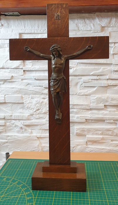 Duży, stojący, drewniany krzyż