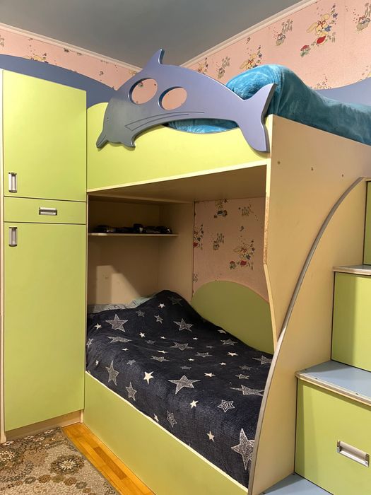 Комплект меблів  дит. кімнати, двоярусне ліжко, стіл, шафа. Терміново