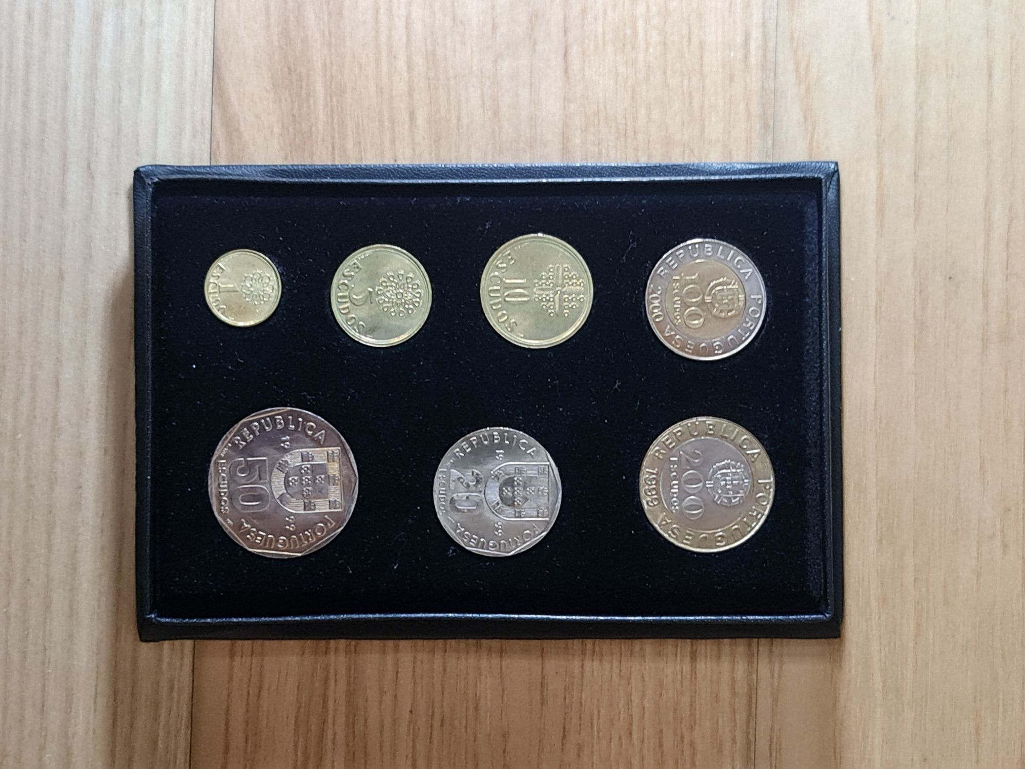 Coleção de moedas de escudos