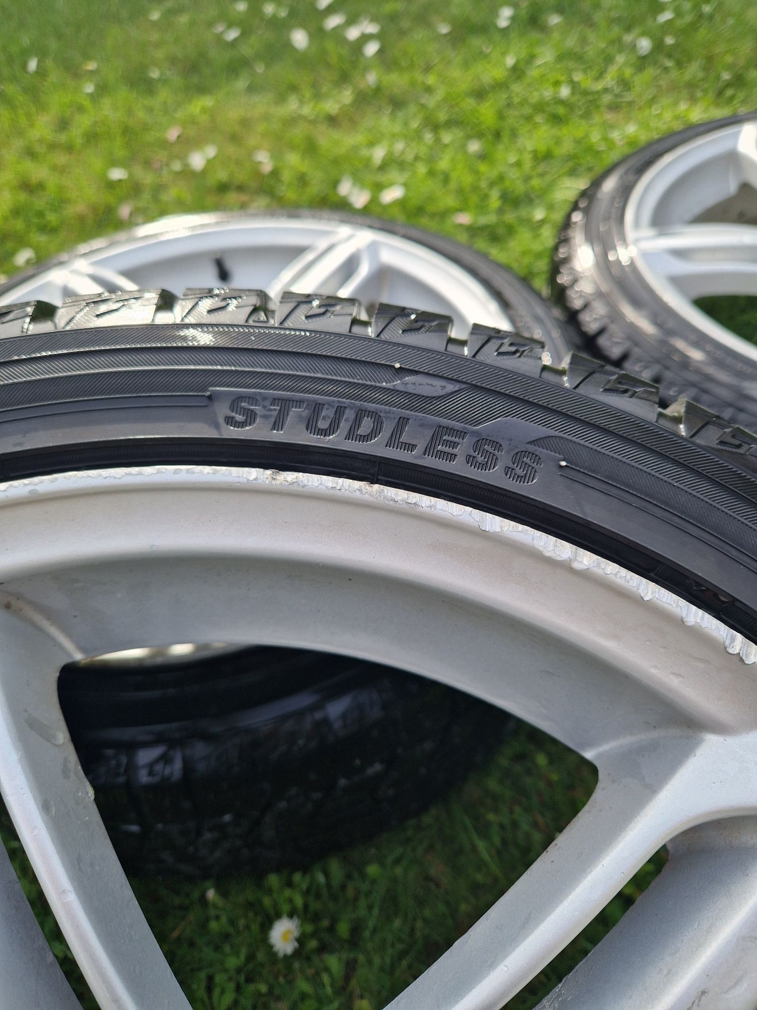 Opony 225/40R18.