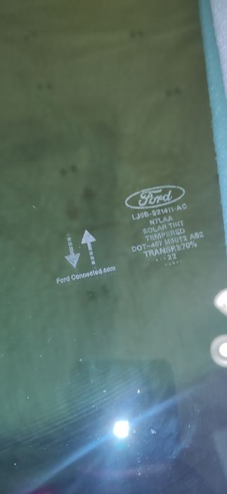 Переднє ліве та праве скло на ford escape\kuga mk3 2022 titanium