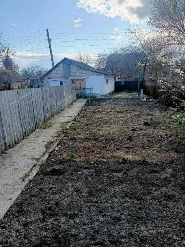 Частина будинку з окремим двором біля річки.