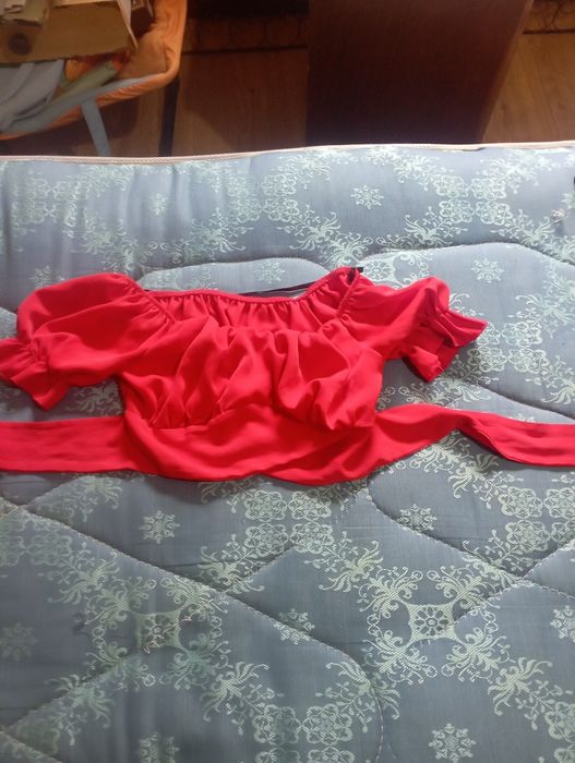 Top vermelho com laço