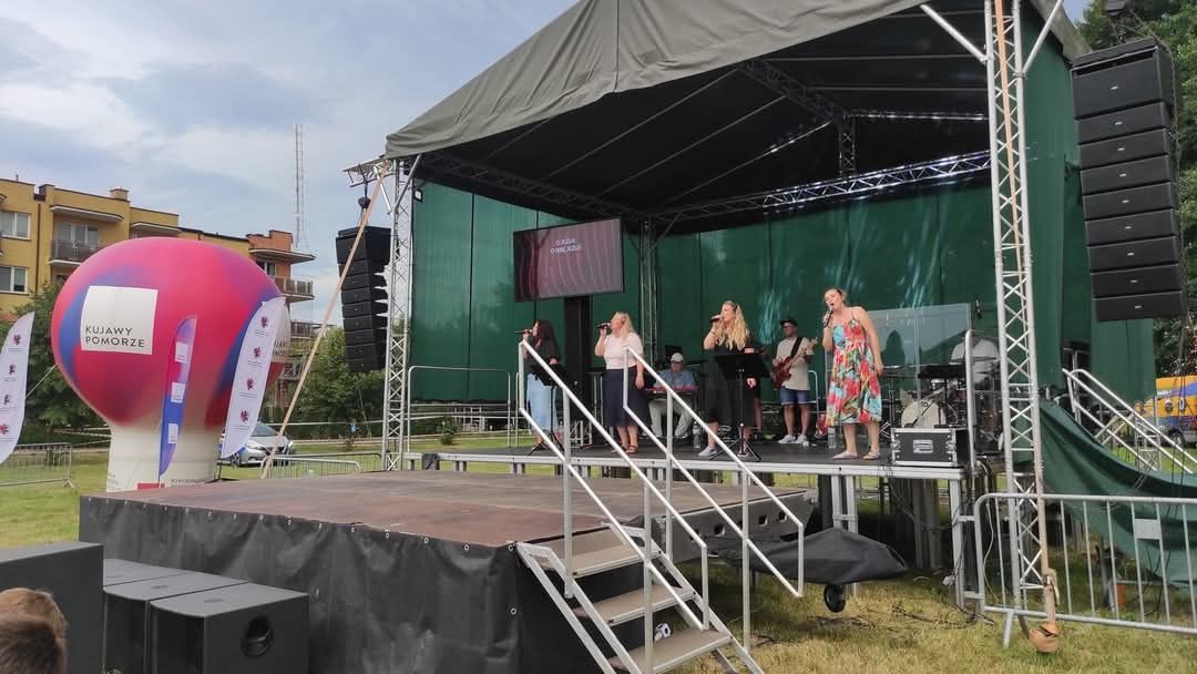 Scena mobilna 8x6 z techniką sceniczną