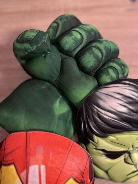 Маски Месників і кулак Халка