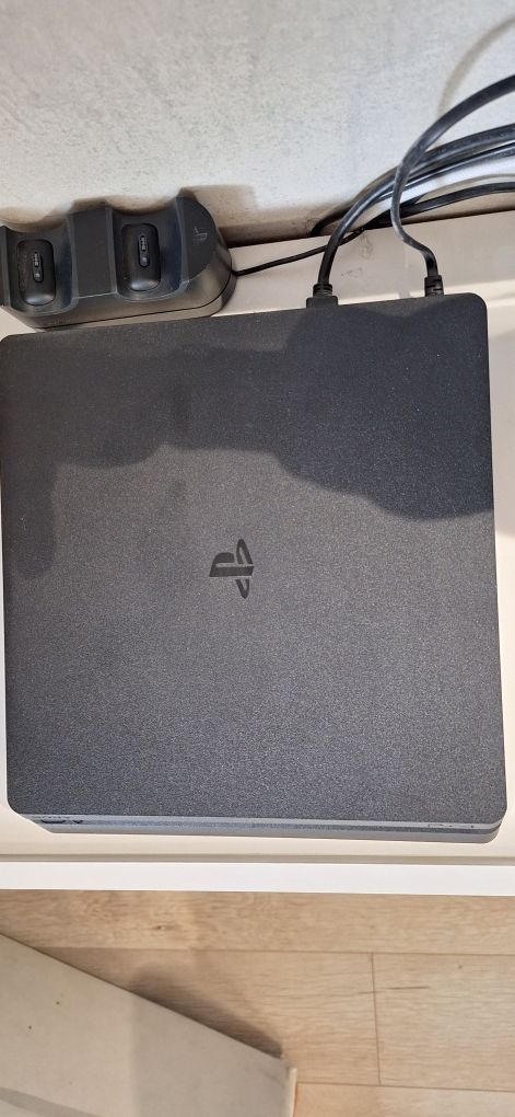 Konsola playstation 4 dwa pady + gry