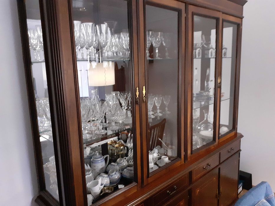 Móvel de Sala e Mesa em Nogueira