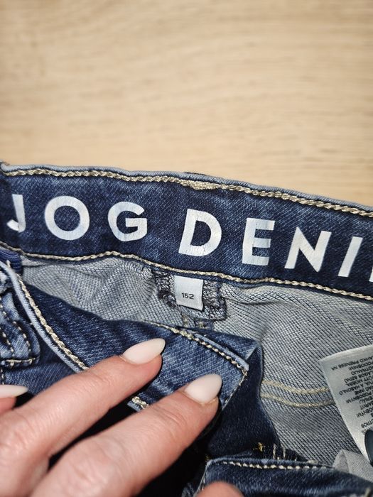 Spodnie jeansy  152
