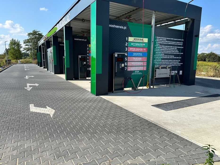 Автомойка самообслуживания в Варшаве с землей, Польша